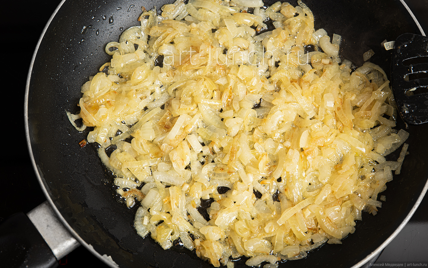 Через 8-10 минут лук станет золотистого цвета