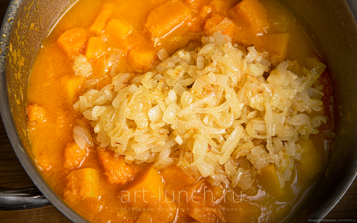 Добавляем в кастрюлю обжаренный лук и соль