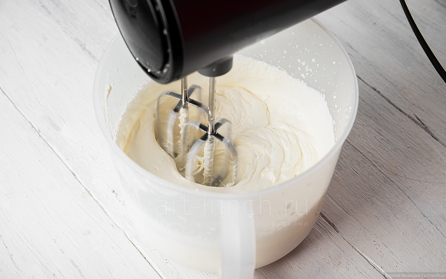 Миксером начинаем взбивать сливки