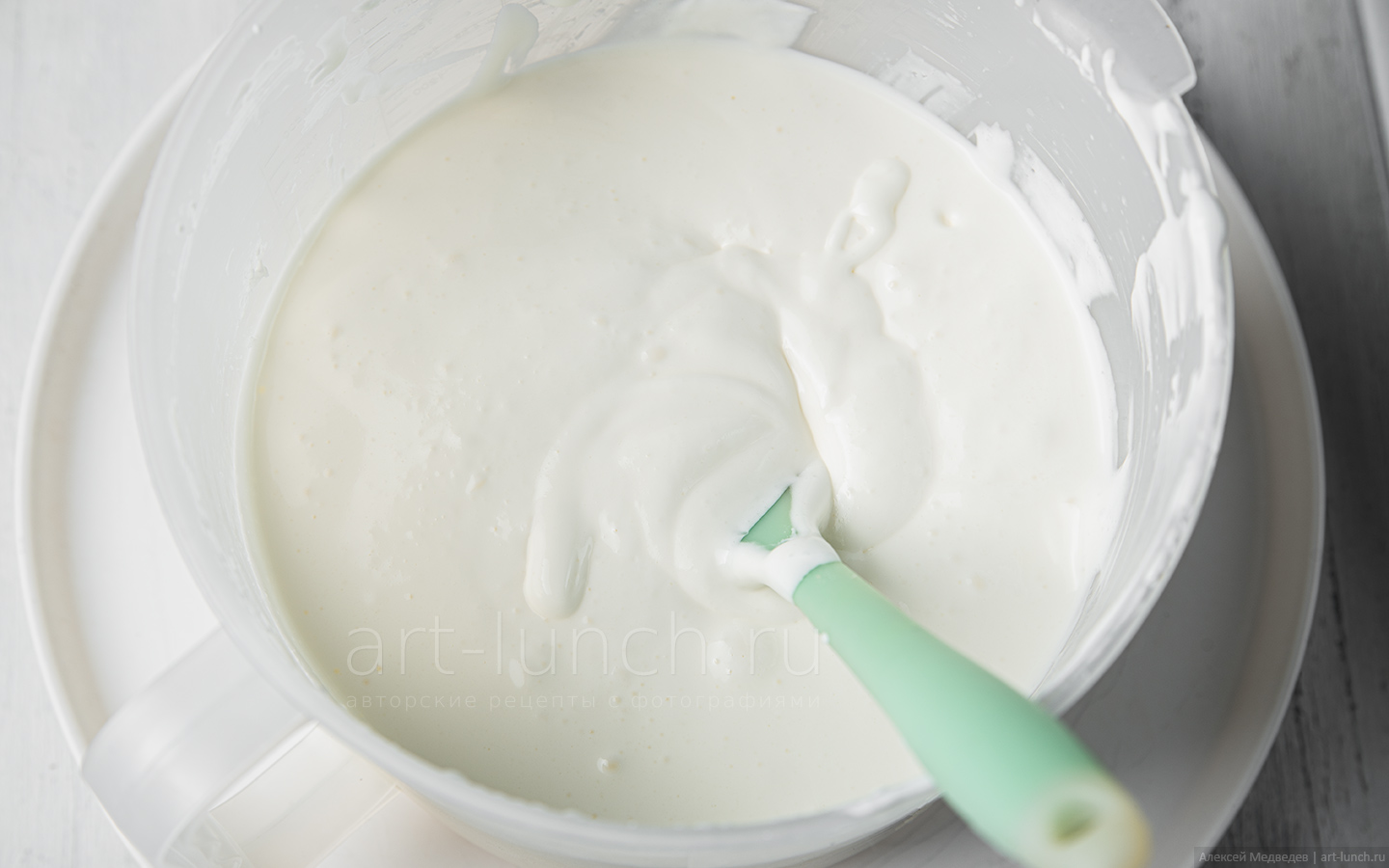 Соединяем взбитые сливки и маскарпоне