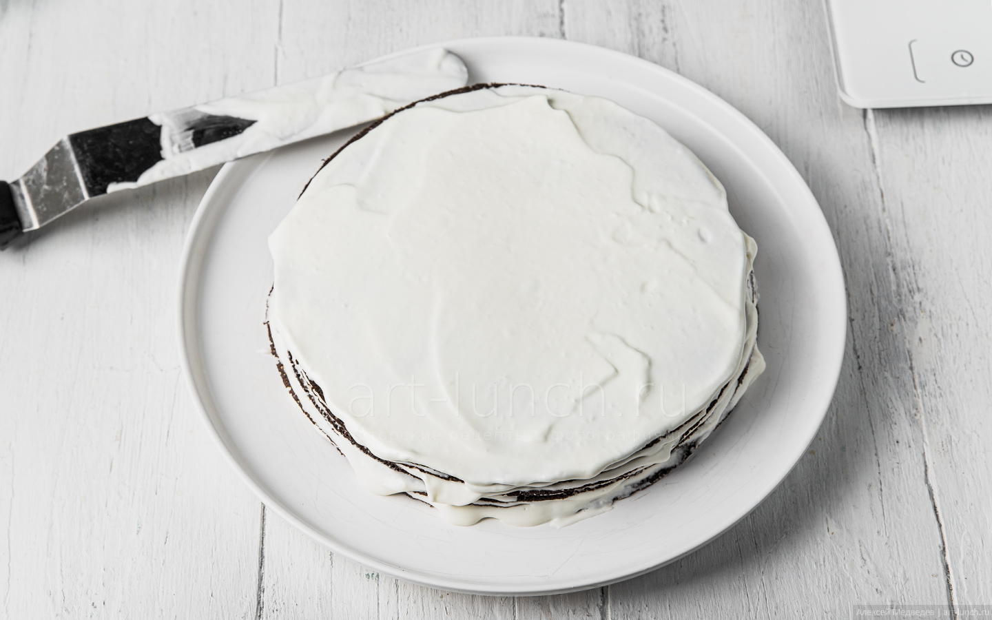 кладём первый блин на середину тарелки