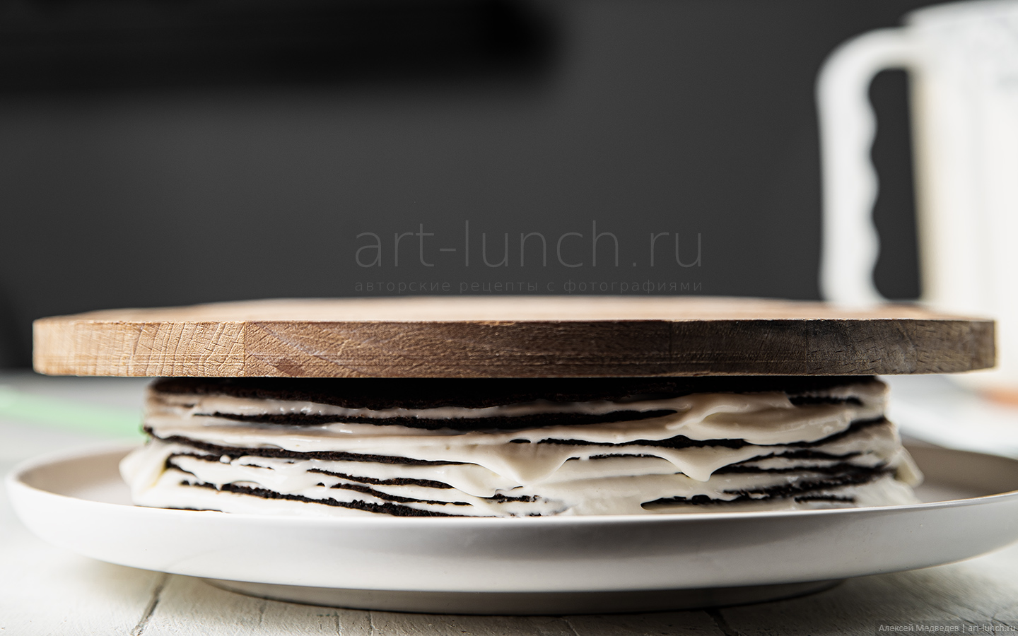 кладу доску на поверхность и слегка прижимаю