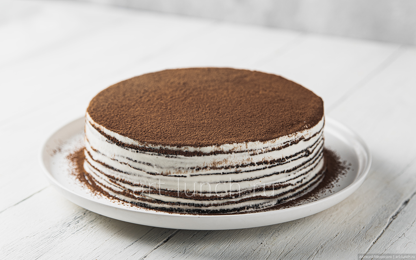 посыпаем порошком какао верх торта