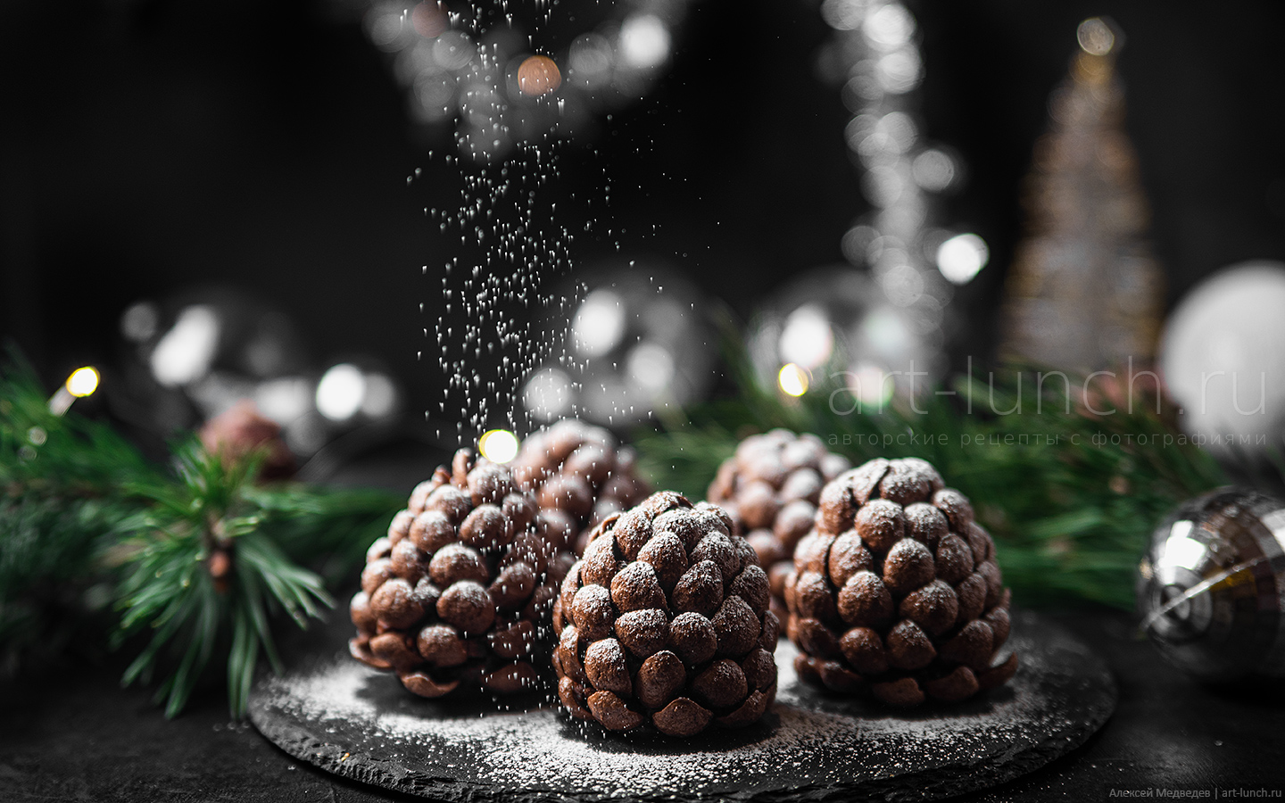 Перед подачей посыпаем пирожные сахарной пудрой