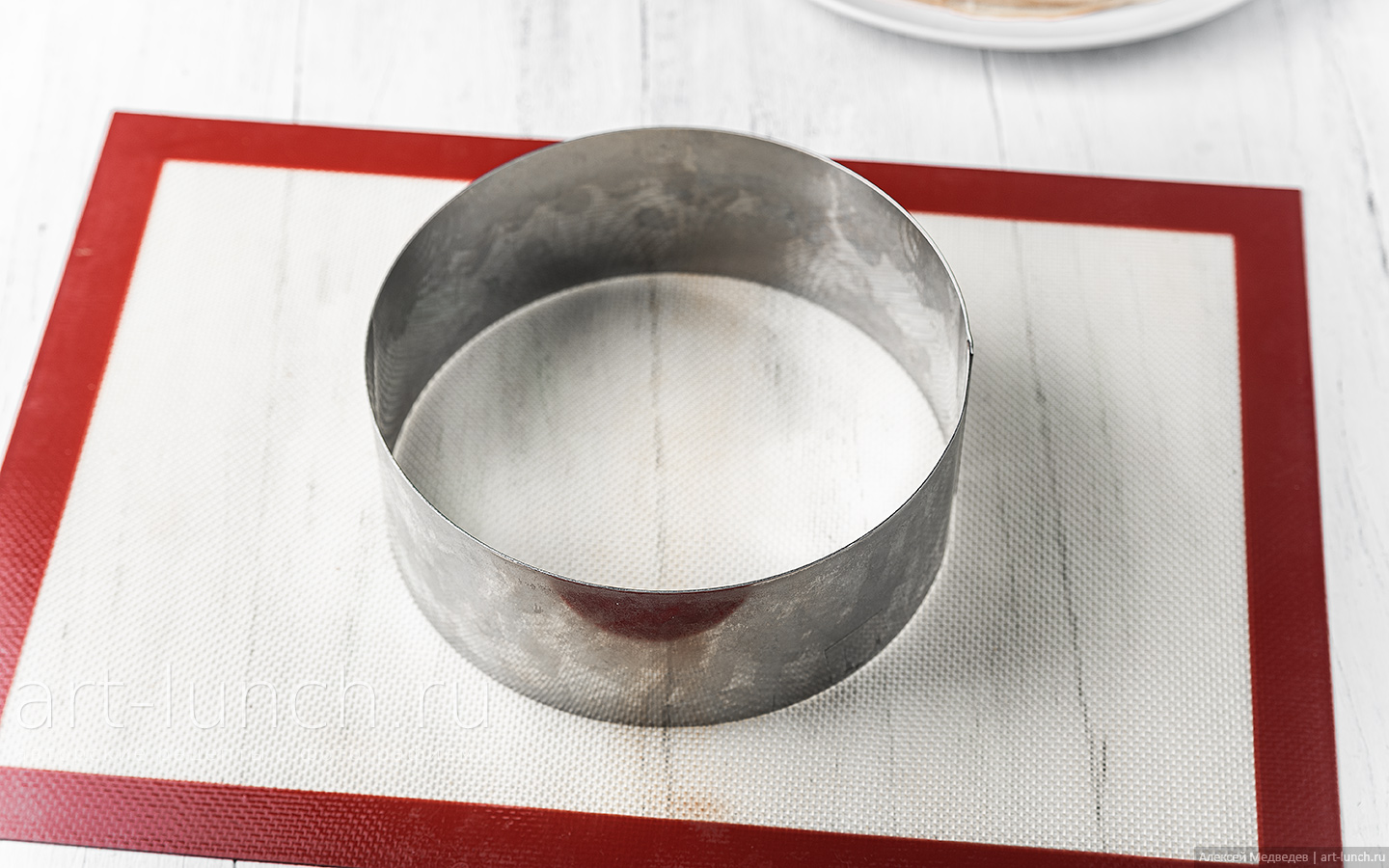 мы вырежем из блинов ровным круги