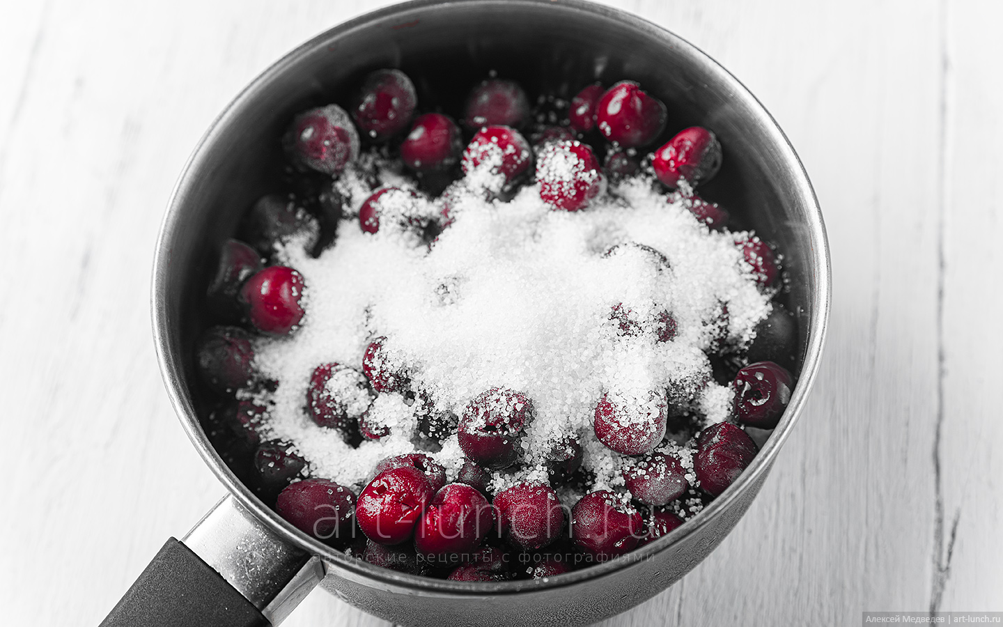 Кладём вишню (300 г) в небольшую кастрюльку