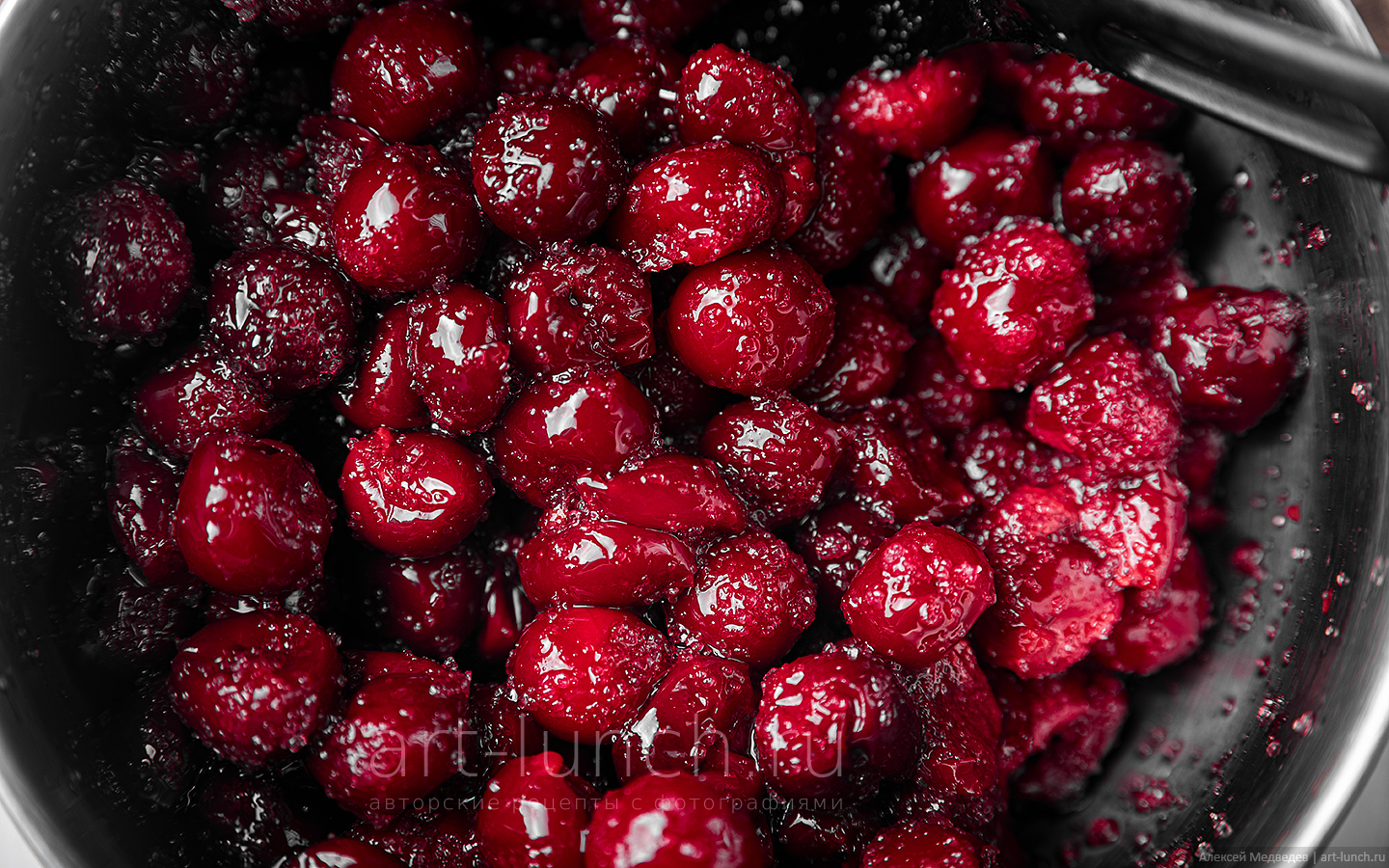 Вишня размораживается, сахар тает