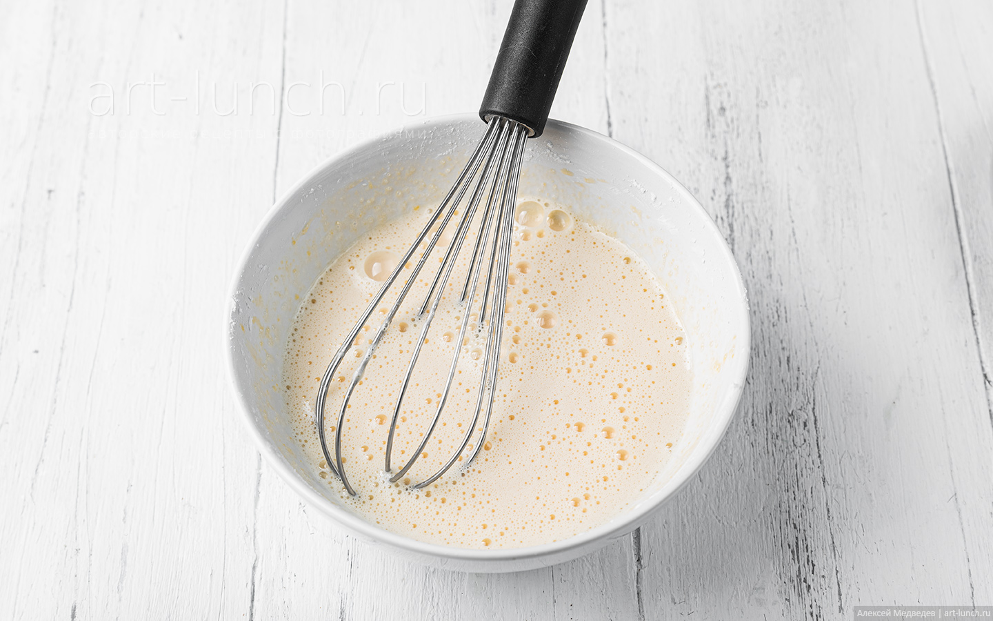 Молоко (500 мл) наливаем в сотейник