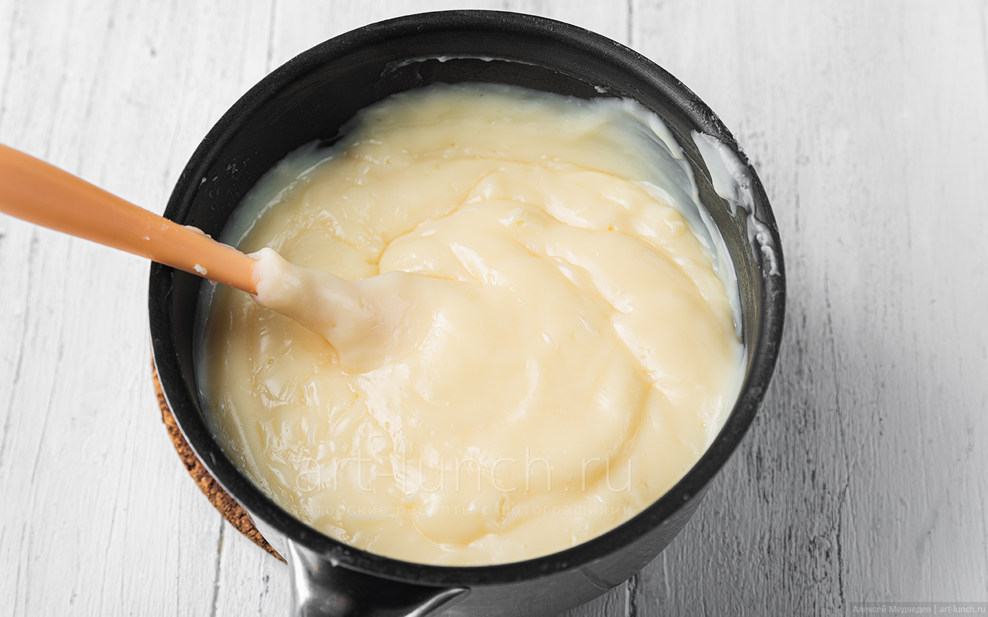 Добавляем сливочное масло и перемешиваем