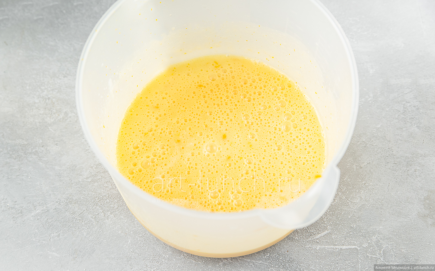 Растапливаем в микроволновке сливочное масло, добавляем его в ёмкость