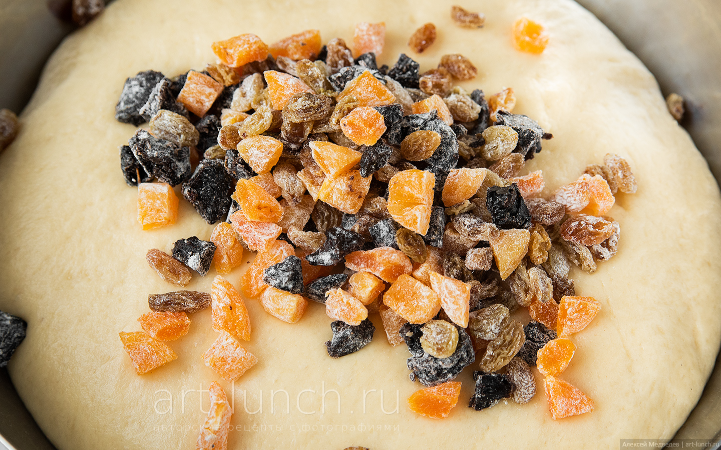 В нарезанные сухофрукты добавляем немного муки, встряхиваем миску