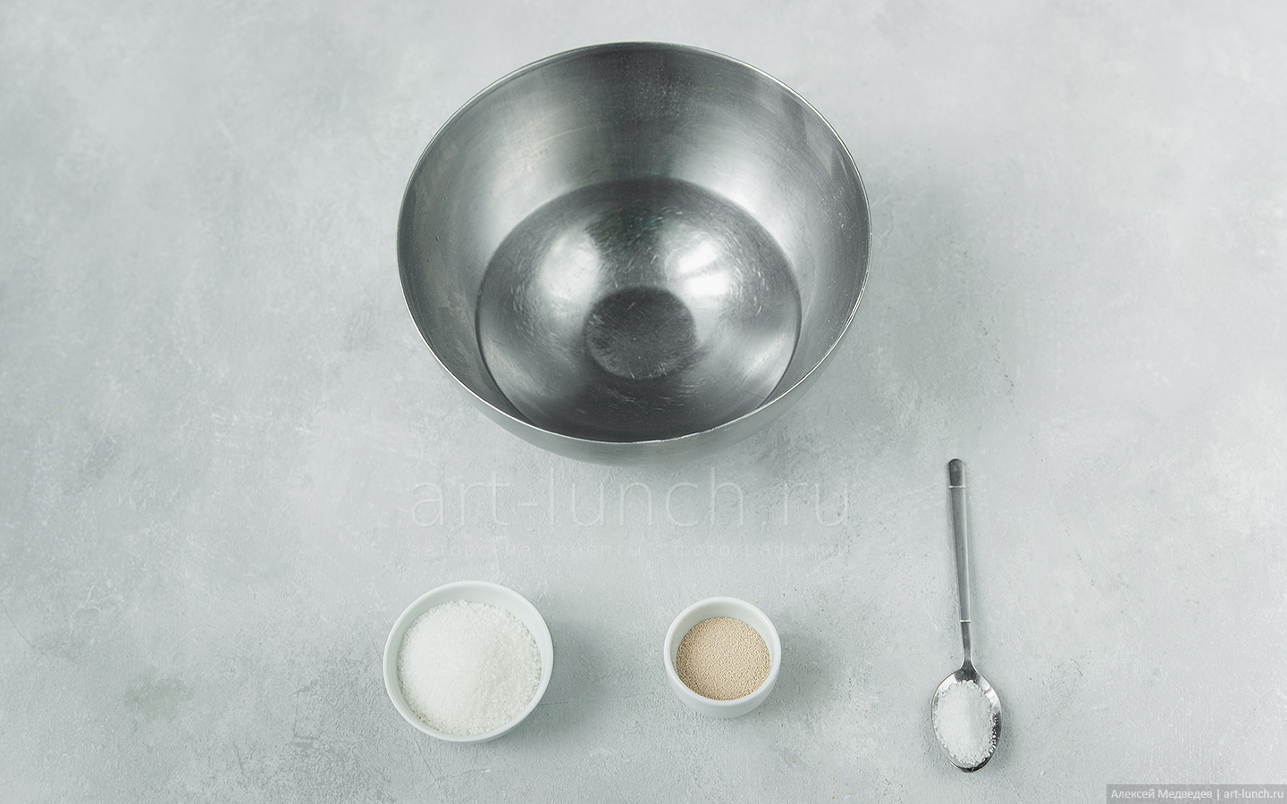 Фото приготовления простых дрожжевых булочек, шаг 2 Наливаем в миску 240 г тёплой воды, температура которой примерно 35-40°С