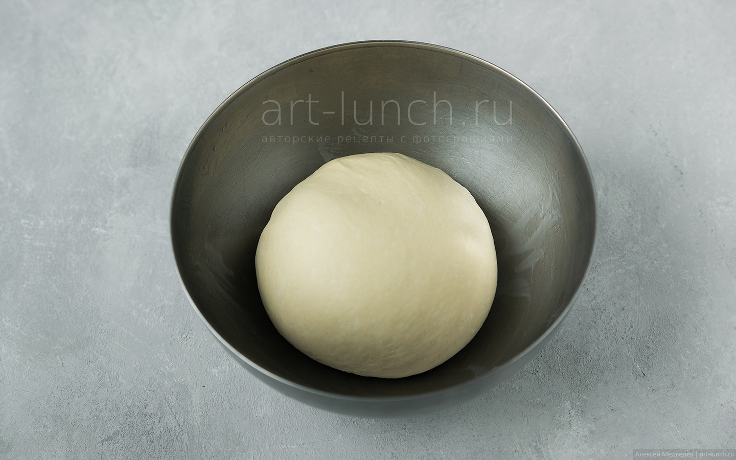 Фото приготовления простых дрожжевых булочек, шаг 5 Вымешанное тесто собираем в шар и укладываем его в миску