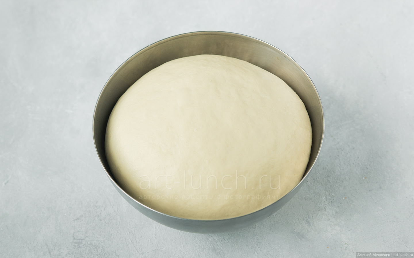 Фото приготовления простых дрожжевых булочек, шаг 6 Через положенное время достаём миску из тепла и смотрим на результат