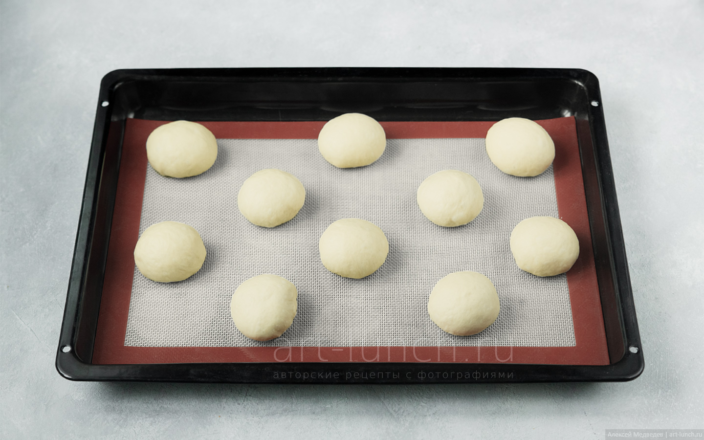 Фото приготовления простых дрожжевых булочек, шаг 7 укладываем будущие булочки на противень