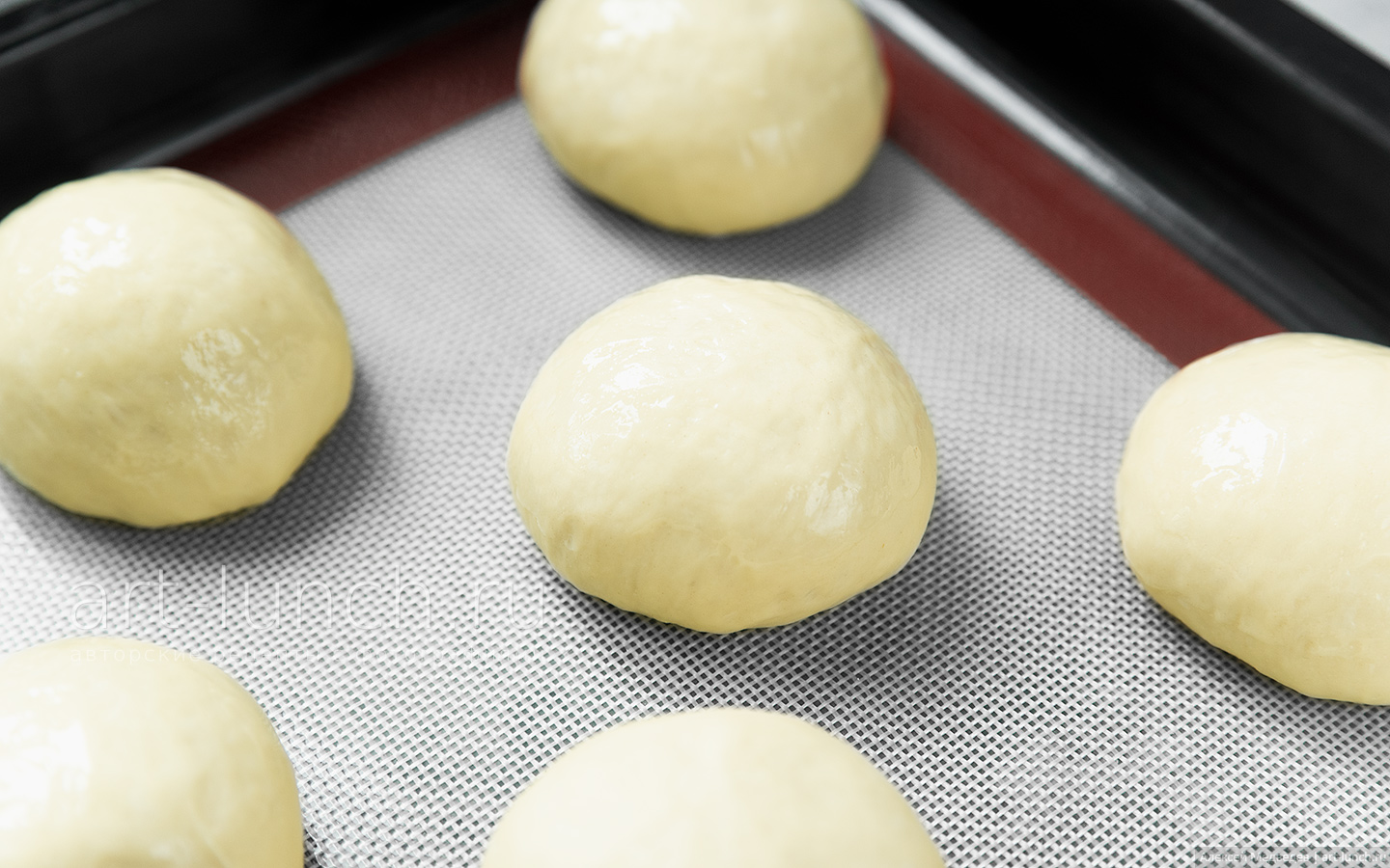 Фото приготовления простых дрожжевых булочек, шаг 8 Булочки смазываем подсолнечным маслом