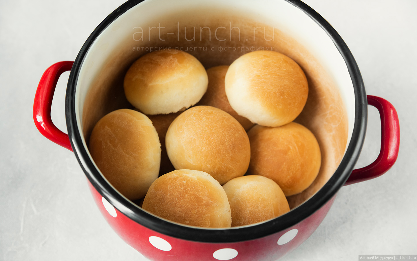 Фото приготовления простых дрожжевых булочек, шаг 9 после того как булочки уже достаточно остыли их можно убрать в кастрюлю и закрыть крышкой