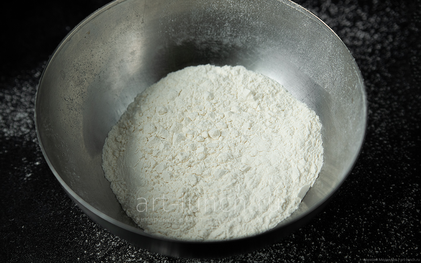 Фото приготовления муки для тортов, шаг 2 смешиваем муку и крахмал