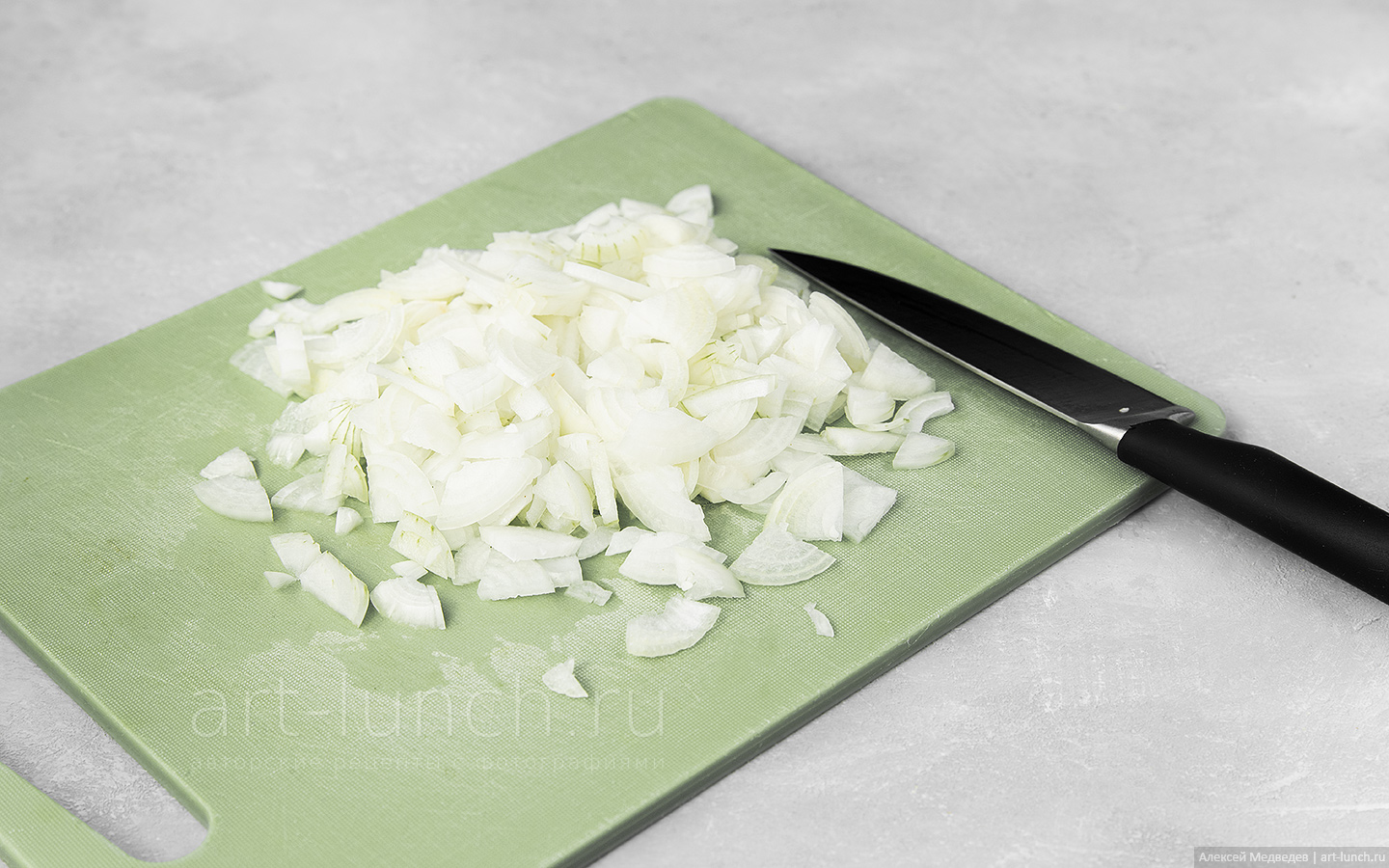 Нарезаем лук четвертькольцами