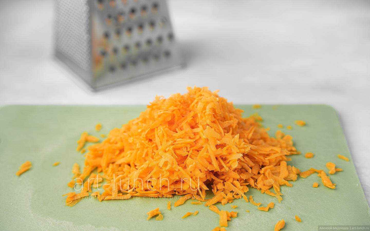 Натираем морковь на крупной тёрке