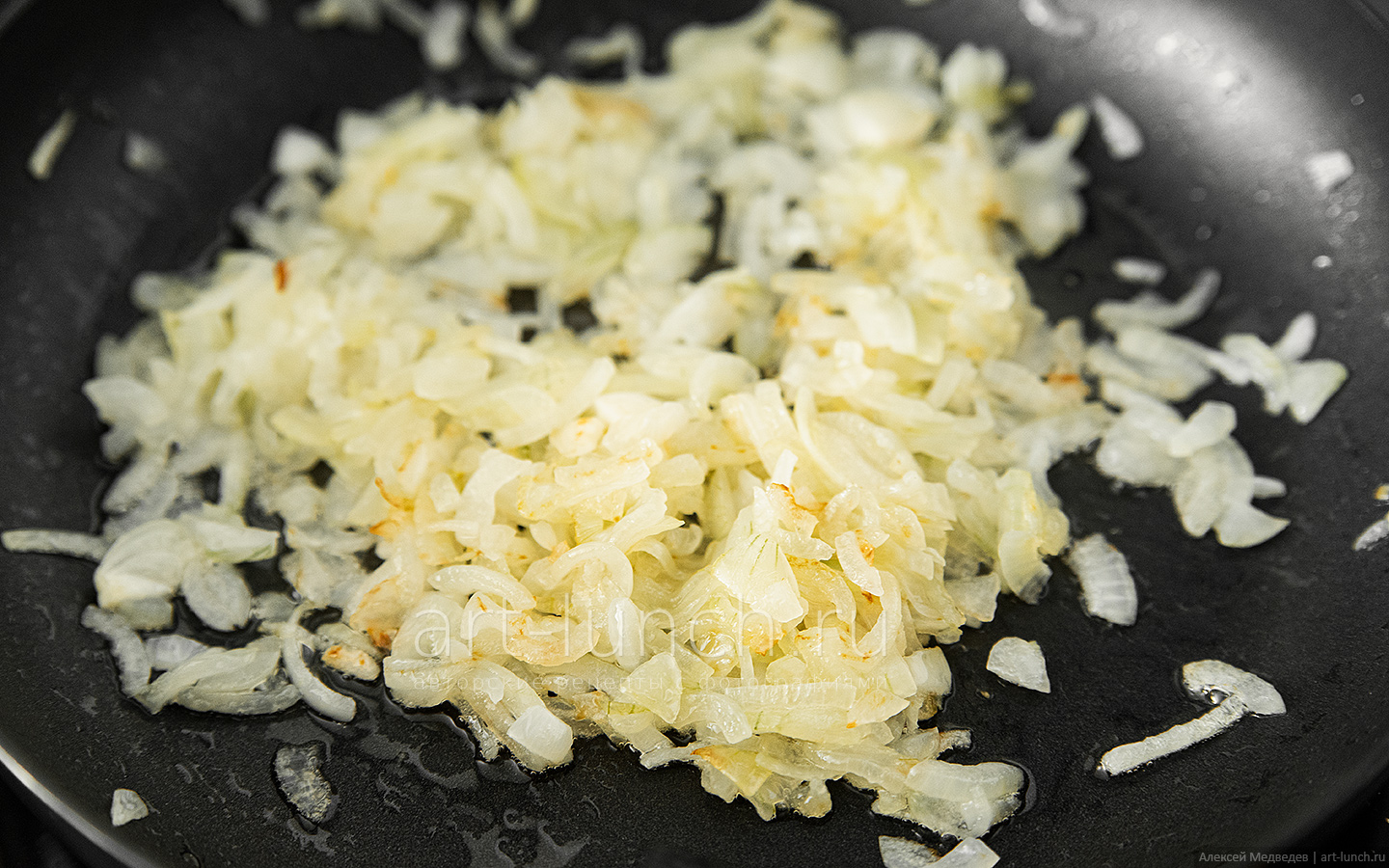 ещё обжариваем лук