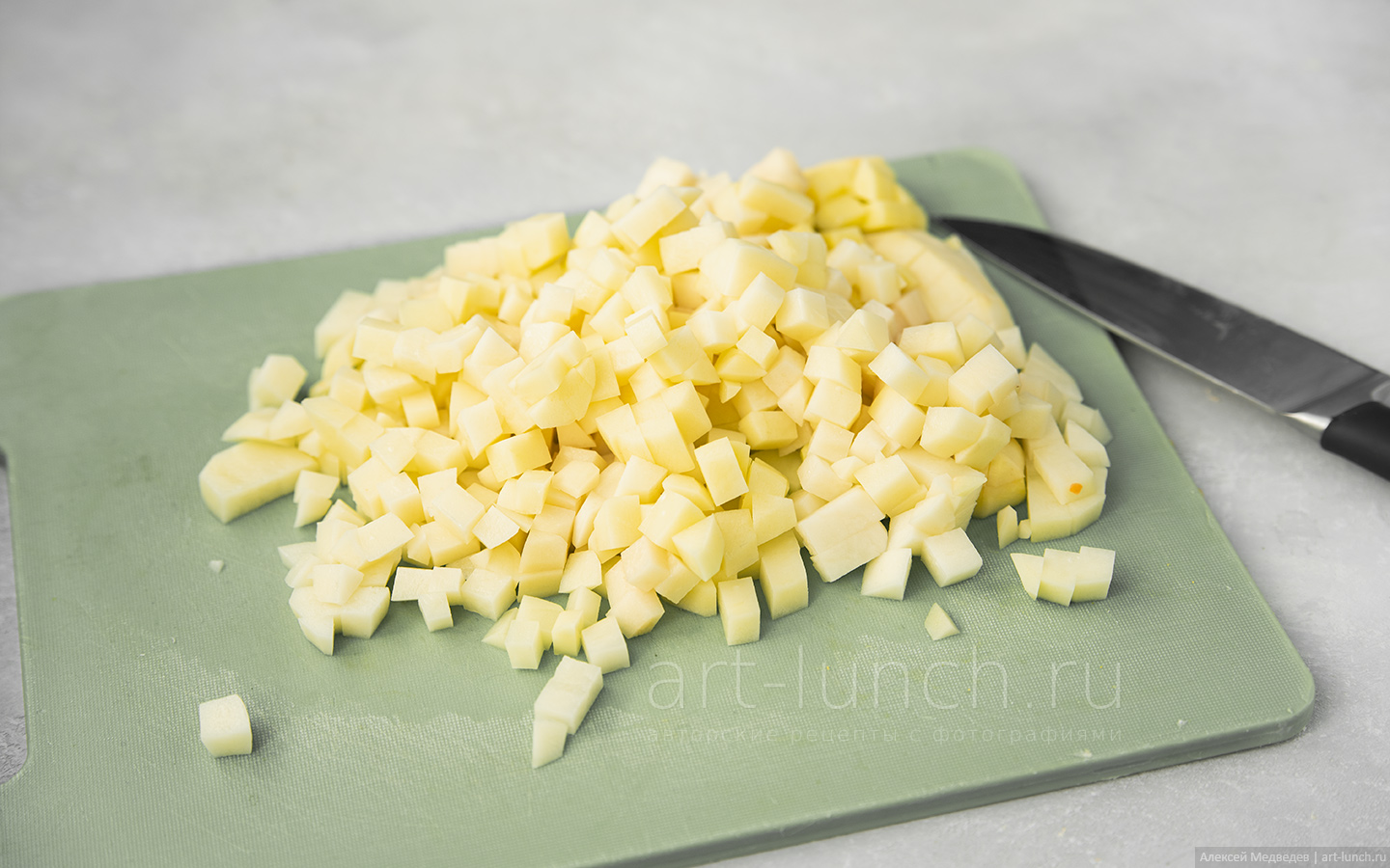 нарезаем картофель на кубики