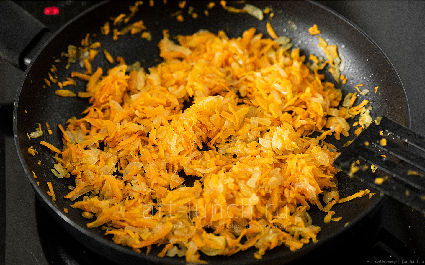 убираем сковороду с плиты