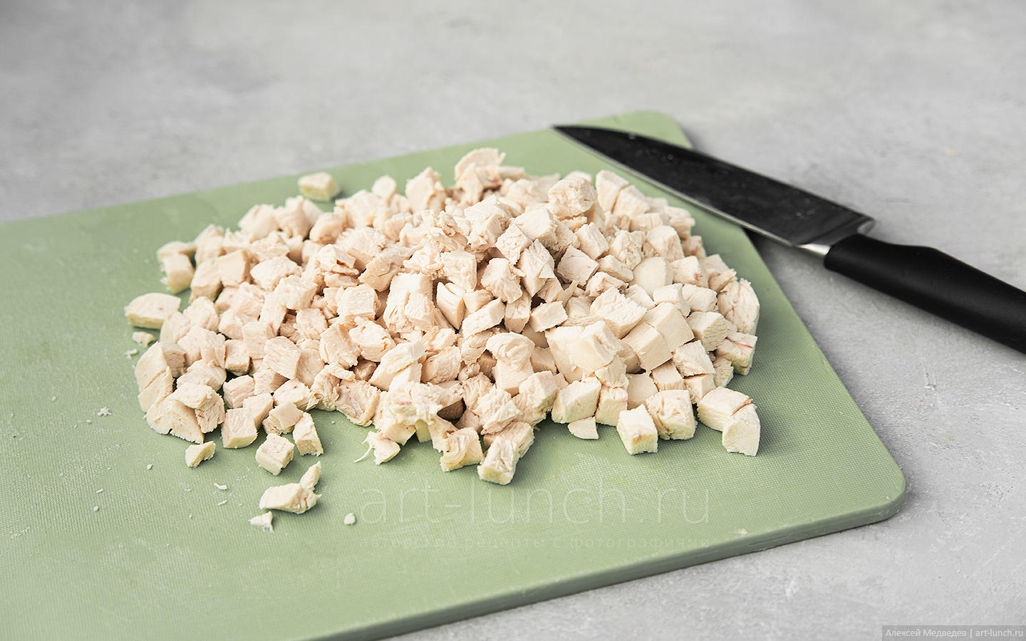 мясо нарезаем на небольшие кубики