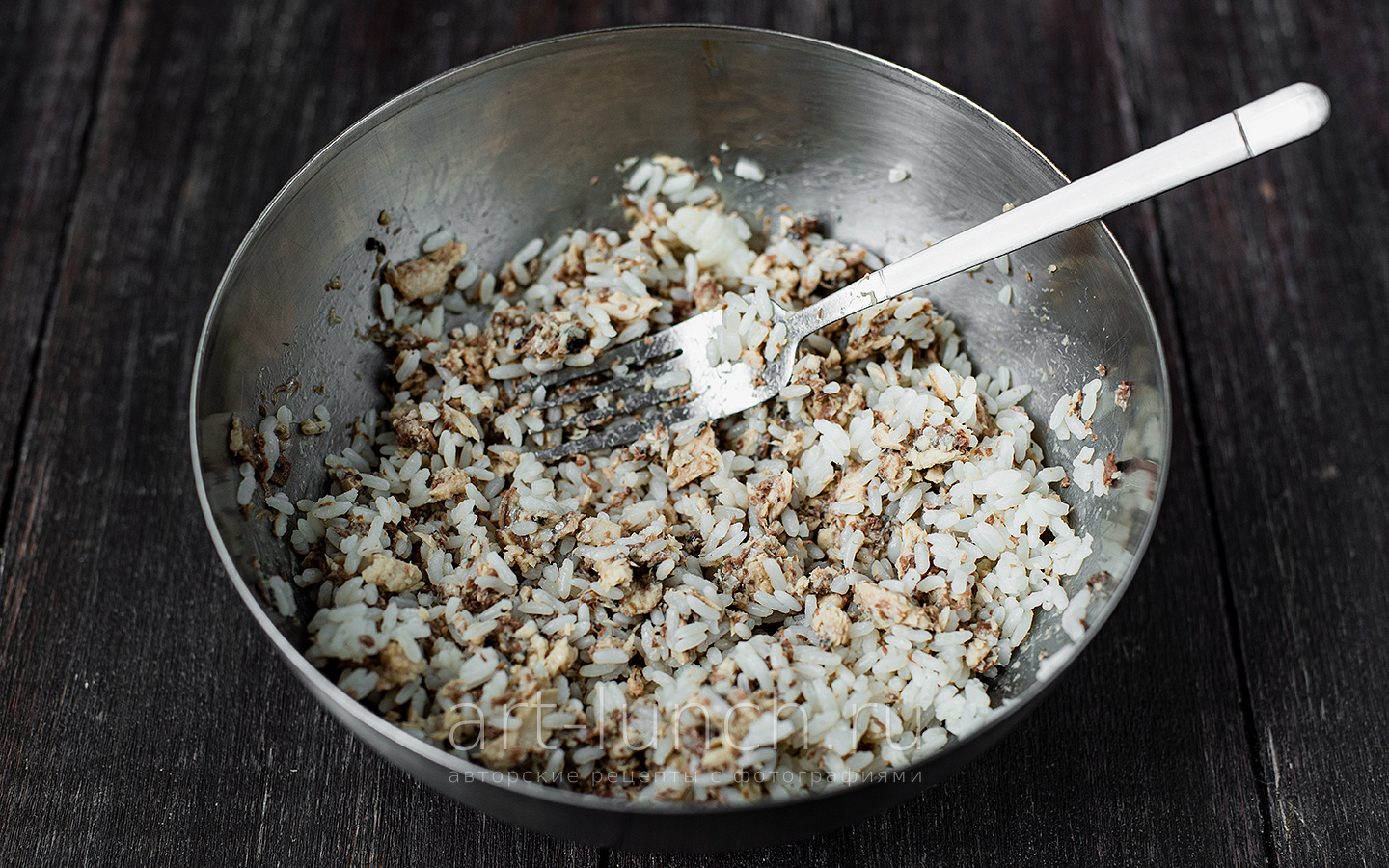 Добавляем к рыбе отваренный рис