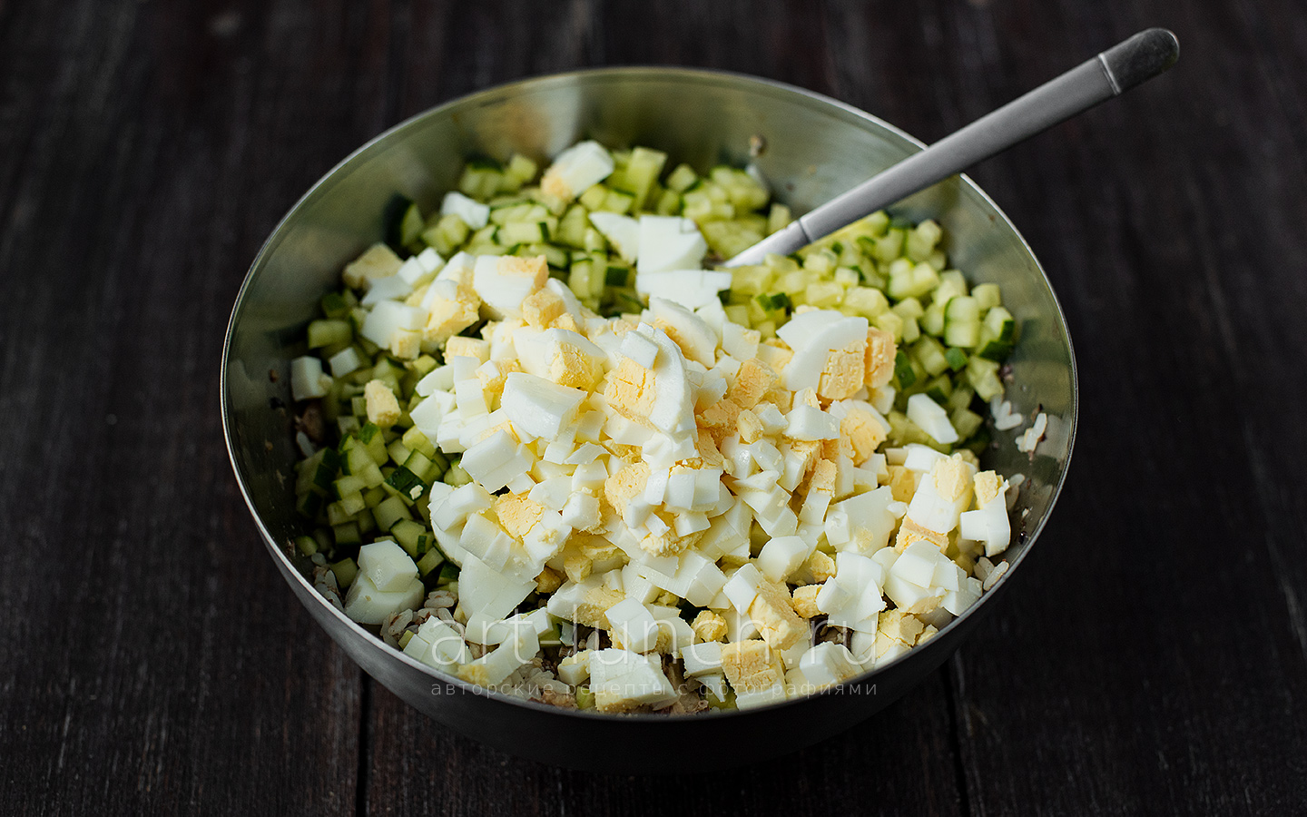 Очищаем яйца, нарезаем их также мелкими кубиками