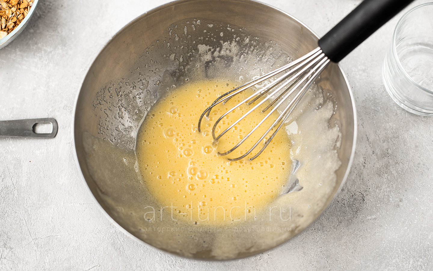 Фото приготовления печенья с гранолой, шаг 3 Добавляем растительное масло