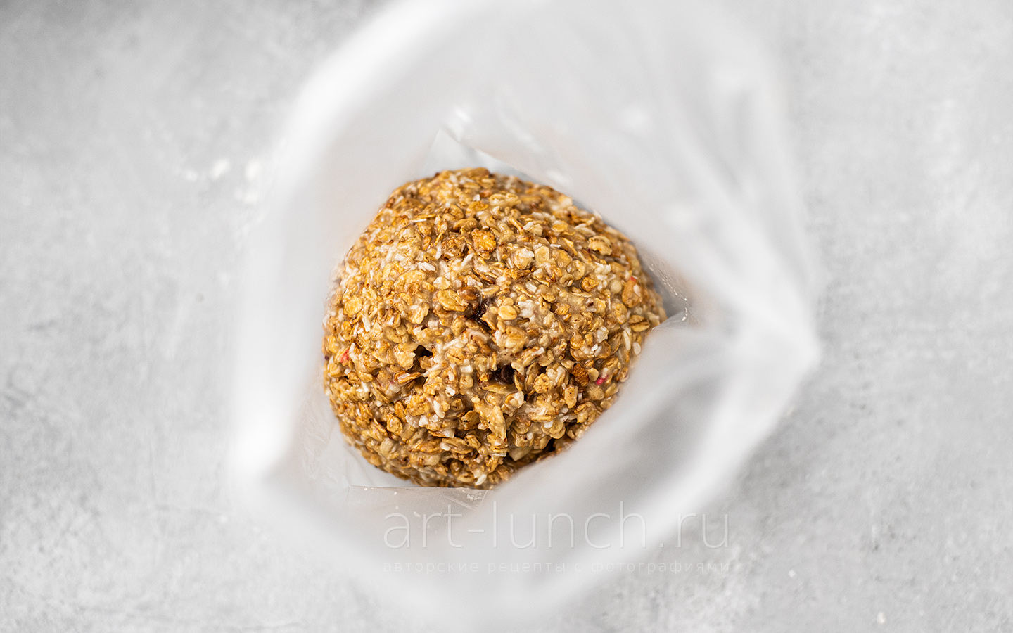 Фото приготовления печенья с гранолой, шаг 7 Собираем тесто в шар