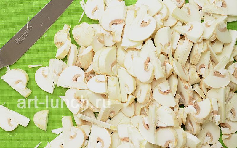 Фото приготовления куриных рулетиков с сыром под грибным соусом - шаг 4 Шаг 4: Грибы моем и нарезаем