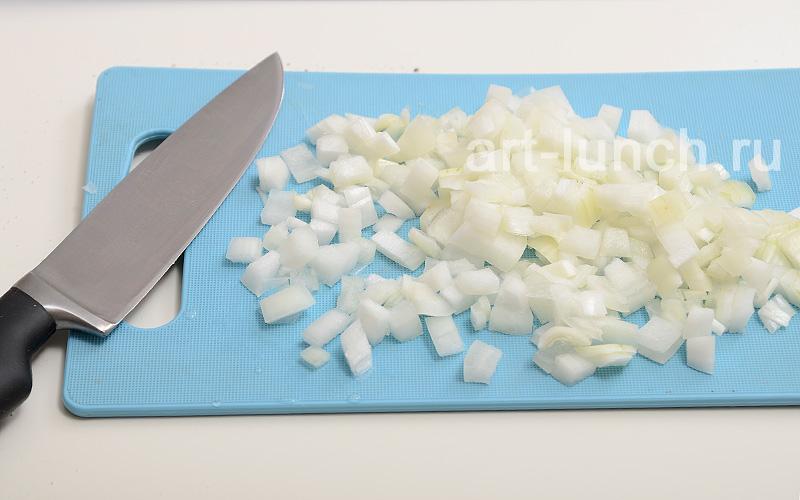 Фото приготовления куриных рулетиков с сыром под грибным соусом - шаг 5 Шаг 5: Лук чистим и нарезаем