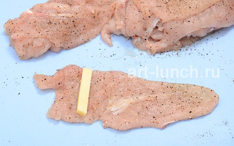 Фото приготовления куриных рулетиков с сыром под грибным соусом - шаг 7 Шаг 7: Сыр нарезаем