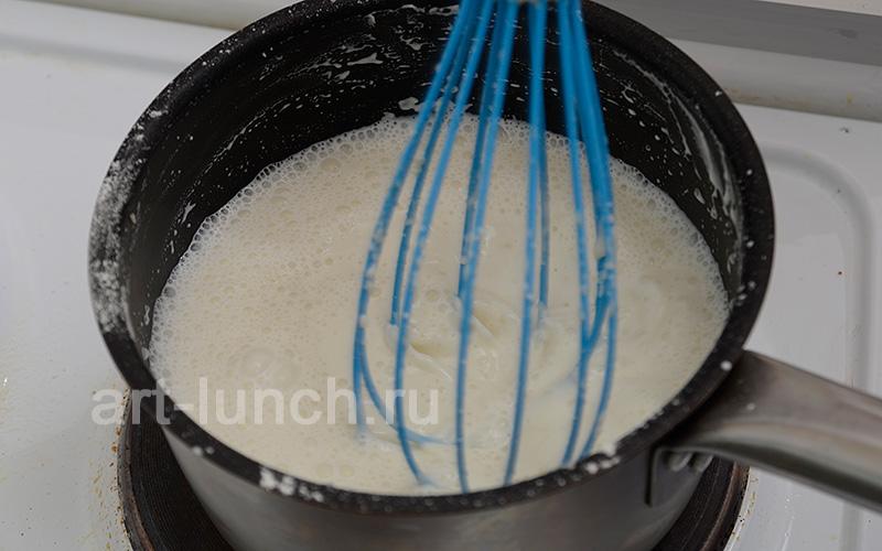 Фото приготовления куриных рулетиков с сыром под грибным соусом - шаг 12 Шаг 12: Готовим сливочный соус