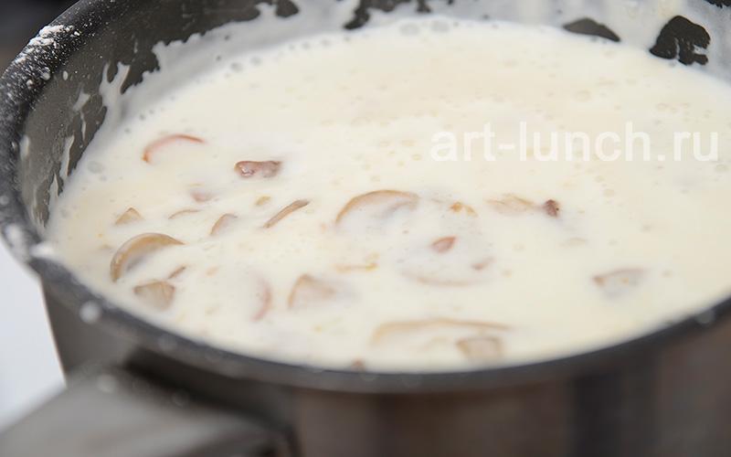 Фото приготовления куриных рулетиков с сыром под грибным соусом - шаг 13 Шаг 13: Выкладываем в соус грибы и лук