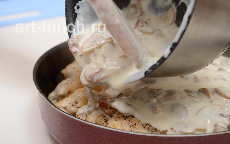 Фото приготовления куриных рулетиков с сыром под грибным соусом - шаг 14 Шаг 14: Заливаем рулетики соусом