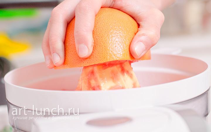 Фото 2 шага рецепта: Морковно-грейпфрутовый фреш с имбирём Разрезаем грейпфрут и с помощью соковыжималки получаем из грейпфрута сок