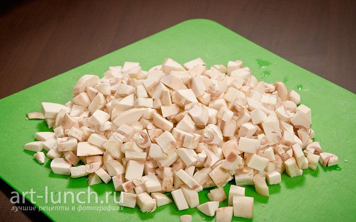 Фото 3 шага рецепта: Гречка с грибами, луком и яйцом Грибы нарезаем небольшими кусочками