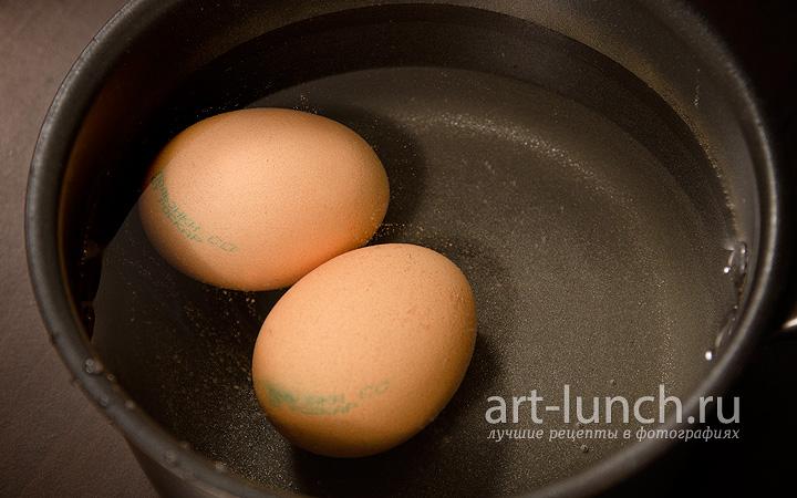 Фото 7 шага рецепта: Гречка с грибами, луком и яйцом варим яйца в течение 10-12 минут