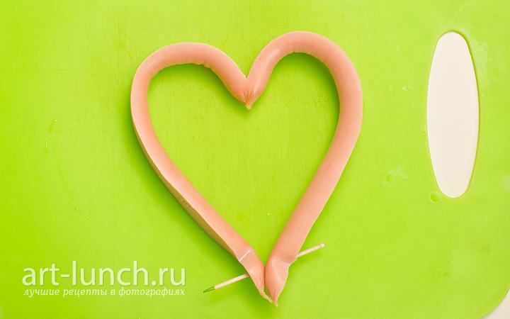 Разрезанныe концы загибаем наружу и соединяем вместе деревянной зубочисткой