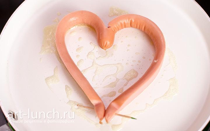 кладём готовую форму сердечка на разогретую сковороду