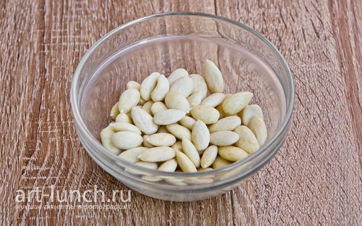 Сливаем воду и снимаем кожуру со всех орешков