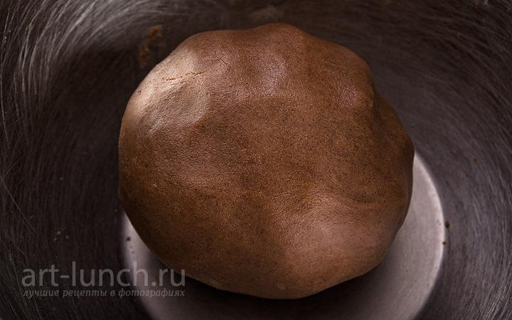 Фото приготовления шоколадного печенья с вишней - шаг 4 Добавляем масло в тесто, разбиваем в него 1 яйцо и замешиваем до однородности