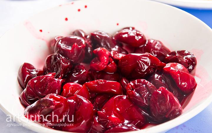 Фото приготовления шоколадного печенья с вишней - шаг 5 вишню слегка отжать