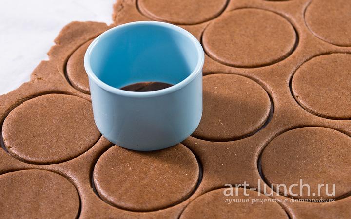 Фото приготовления шоколадного печенья с вишней - шаг 7 раскатываем тесто толщиной 0,3-0,5 см