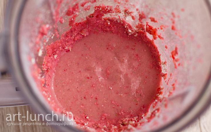 Измельчаем в блендере миндаль и клубнику