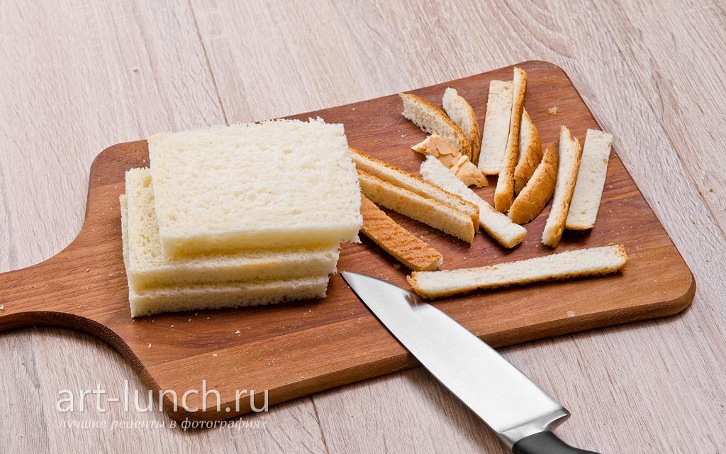 Фото 2-го шага рецепта Фрикадельки в томатном соусе с тыквой Срезаем с хлеба жёсткие корки