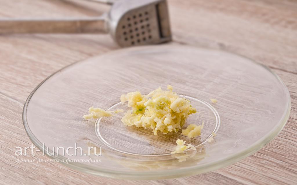 Фото 3-го шага рецепта Фрикадельки в томатном соусе с тыквой Чеснок раздавливаем чеснокодавкой